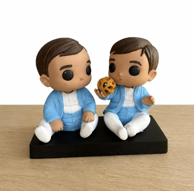 Dos bebés en estilo cabezón con galleta, pintados a mano